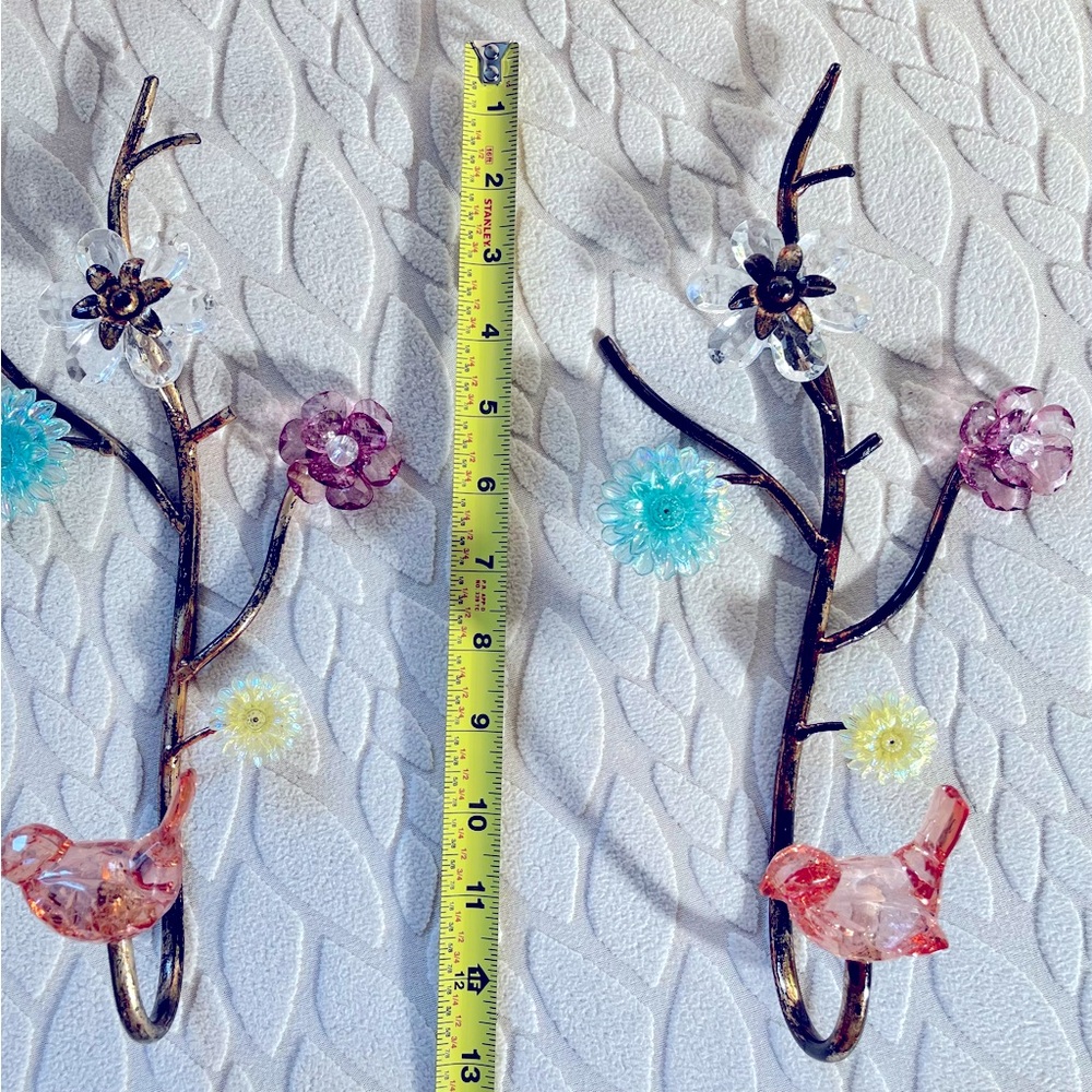 Florals with bird hook. Very good condition. Set of 2